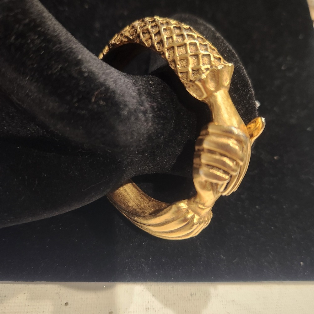 Vintage Gold‎ Tone  Hinged Bangle Bracelet Textured Interlocking Hands Statement